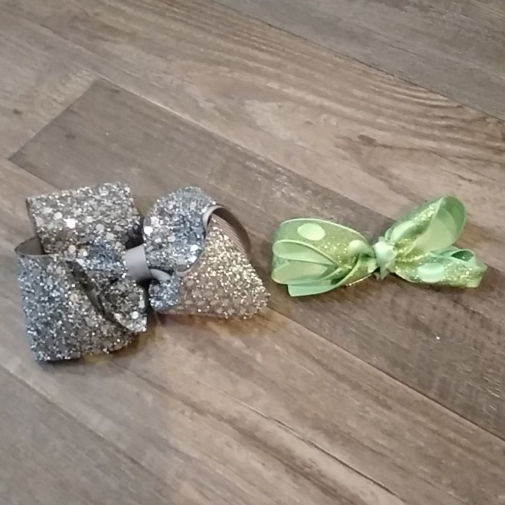 4 Hair Clips - Picture 3 of 4